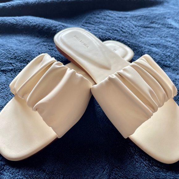 Cute cream colour flat - Picture 2 of 3